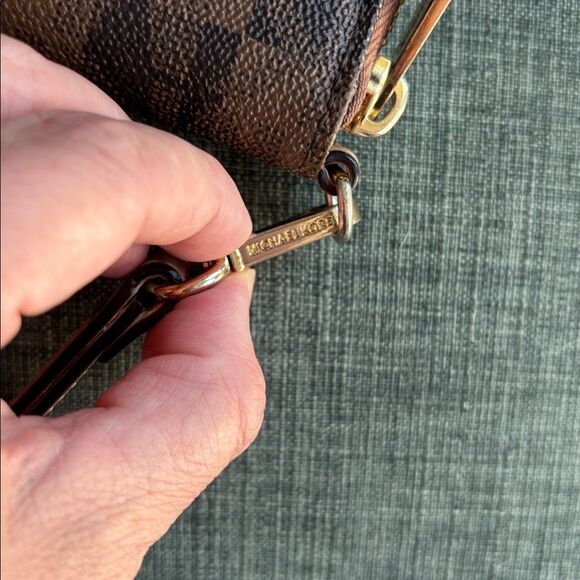 Michael Kors MK Signature Zip Around Wristlet Wallet Brown Patterned Wristlet! - Picture 4 of 11